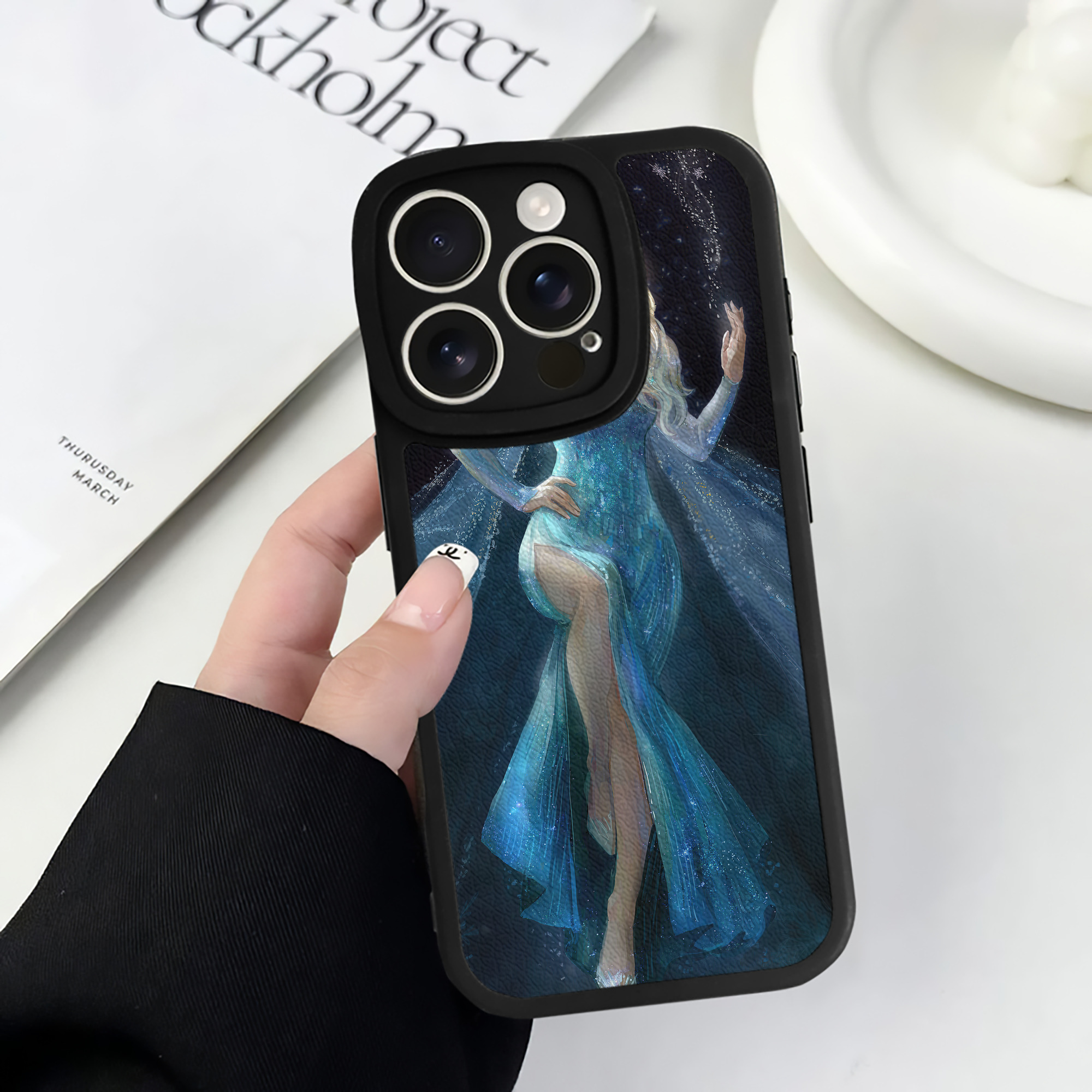 （画像用） アナと雪の女王 アンナ エルサ Frozen Anna Elsa 【iPhone 16シリーズ対応】シリコンスマホケース（レザー調） 材質：シリコン